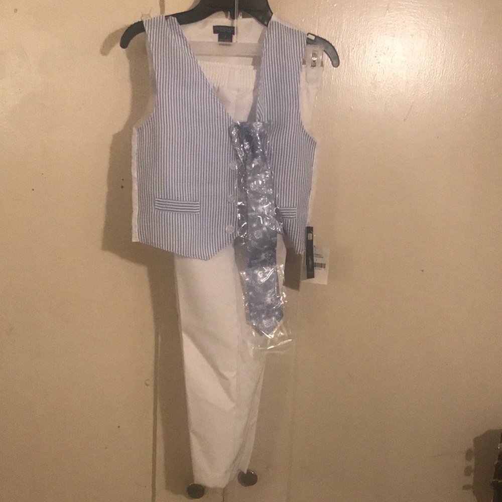 Boy 2 piece set with blue tye. Size 7 boys.